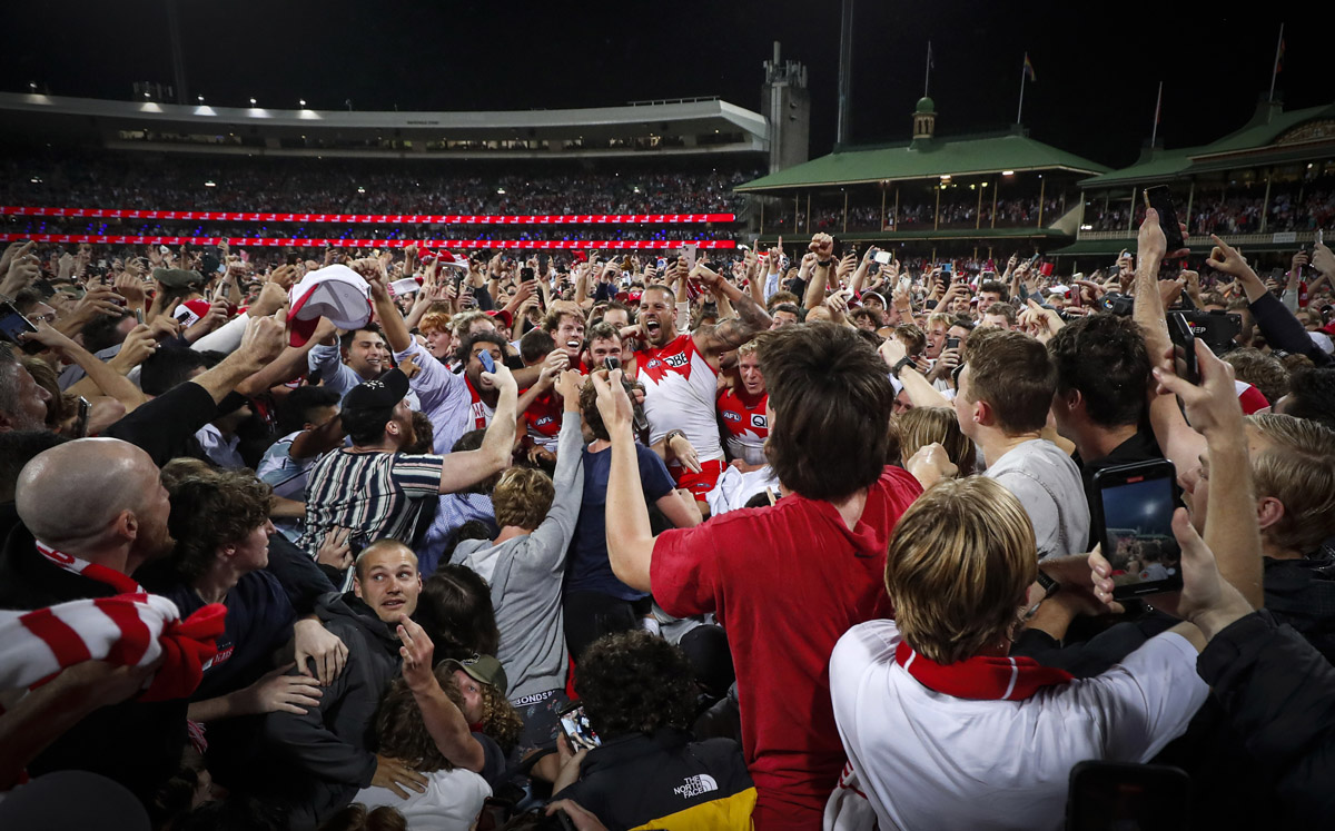 Lance 'Buddy' Franklin is surrounded by fans Lance Franklin of the Swans celebrates kicking his 1000th AFL goal at Sydney Cricket Ground.