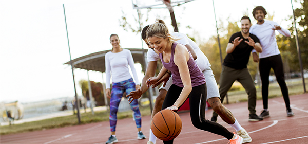 C4S-Ausplay - People playing social basketball on an outdoor court