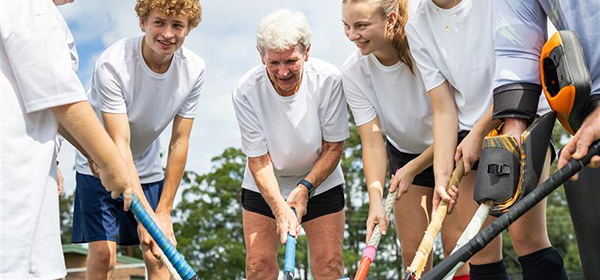 C4S-Ausplay - Hockey players in a huddle