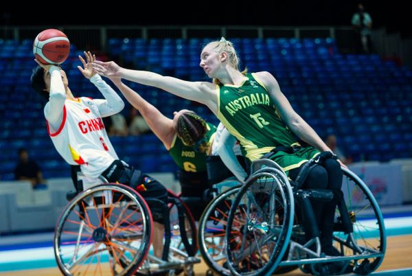 Femail Australian player defending Chinese wheelchair basketball player
