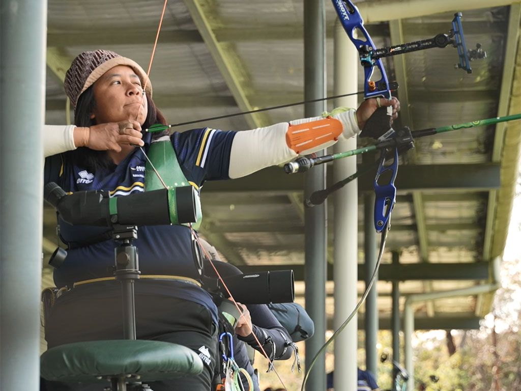 Image of para archer holding a bow and arrow
