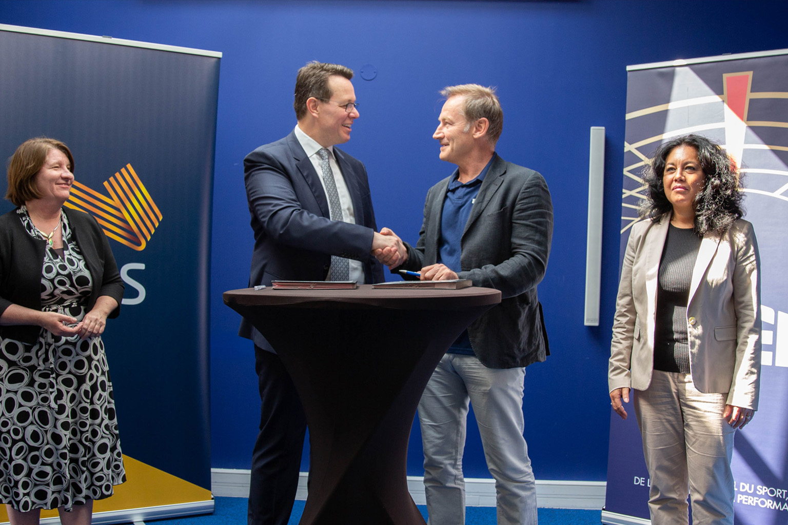Australian Sports Commission CEO Kieren Perkins and INSEP Director General Fabien Canu after signing the Memorandum of Understanding. They are joined by Permanent Delegate Ambassador of Australia to UNESCO, far left, and Paule Ignatio, the Diplomatic Adviser to the French Minister for Sport and the Olympic and Paralympic Games, far right.
Photo: ©INSEP – Isabelle AMAUDRY