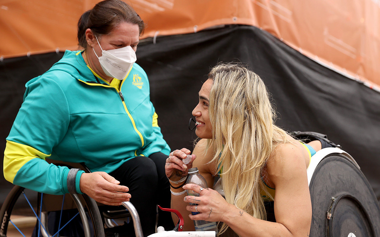 Coach Louise Sauvage speaks to Australia's Madison De Rozario after she won the Women's Wheelchair Marathon at the Birmingham 2022 Commonwealth Games. Photo: Getty Images.