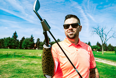 C4S-image-A man with a prosthetic golf arm on holding a club