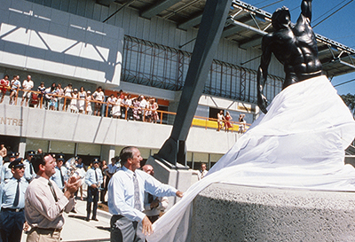 Malcolm Fraser revealing a statue during the opening of the AIS in 1981