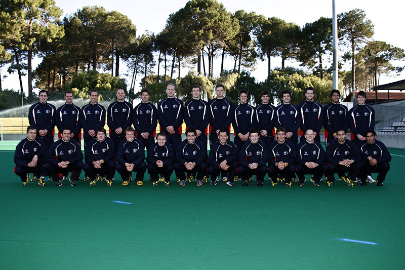 AIS Hockey program men team photo 2009