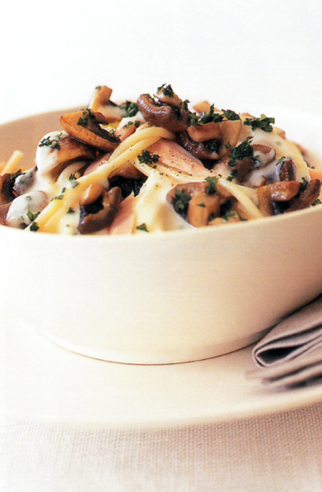 Spaghetti with creamy ham sauce