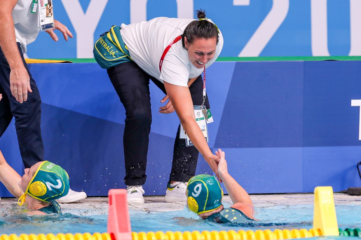 Bec Rippon shaking the hand of Stingers player during the Tokyo 2020 Olympic Waterpolo Tournament