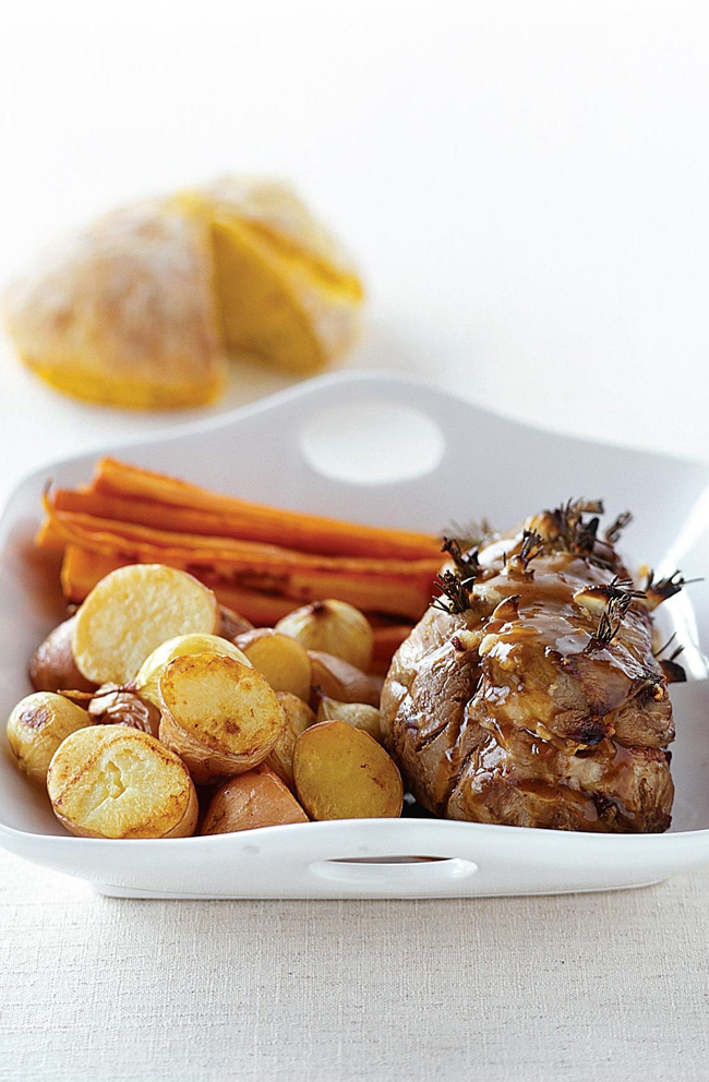 Roast-lamb-_and_-vegies-with-pumpkin-damper.jpg