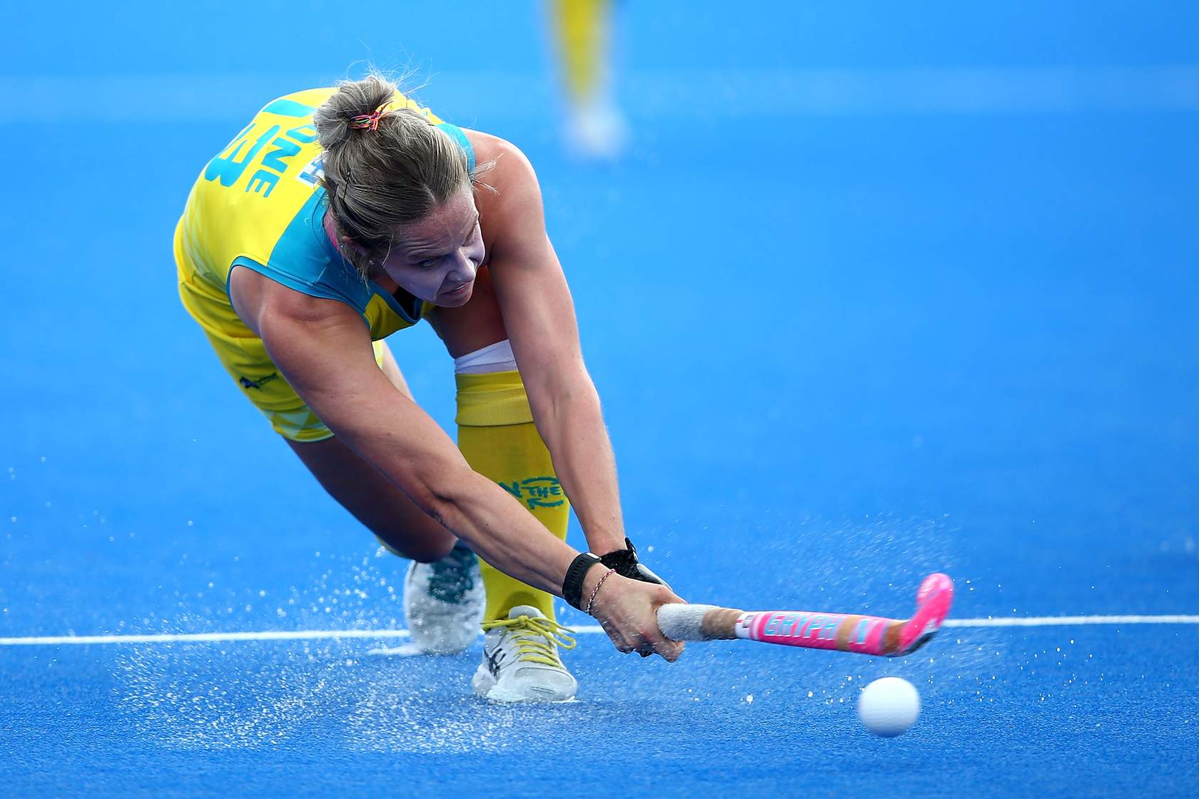 Edwina Bone - Womens Hockey player hittig hockey ball